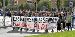 Manifestación celebrada ayer en Arrotxapea en defensa de la sanidad pública y del centro de salud del barrio.