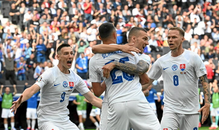 Los jugadores eslovacos celebran el gol de Schranz que a la postre les dio el triunfo ante Bélgica.