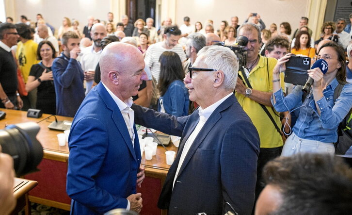 Alessandro Guarducci (dcha.), derrotado candidato de la coalición de centro-derecha en Livorno, felicita a su rival y vencedor, el alcalde saliente, Luca Salvetti (izda.).