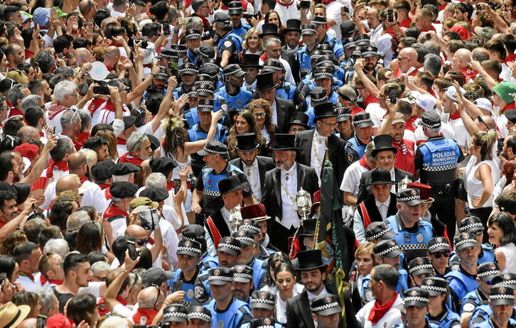 La Corporación de Iruñea intenta abrirse paso por la calle Curia en la procesión del año pasado.