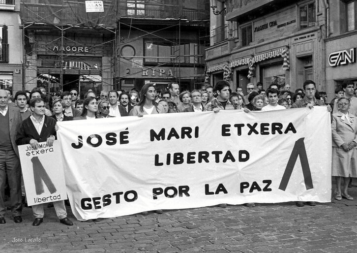 Concentración en Iruñea para exigir la liberación de Aldaia, Solidarios con Itoitz cortan los cables de las obras del pantano y portada de “Egin” del 26 de abril.