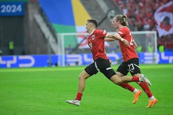 Christoph Baumgartner celebra su gol, el segundo de Austria, felicitado por su compañero Wimmer.