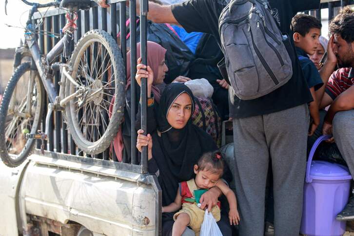 Desplazados internos en Gaza huyen de los ataques israelíes. 