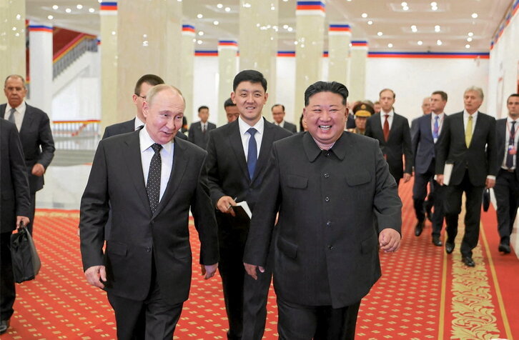 Vladimir Putin y Kim Jong-un conversan distendidos tras el acto de bienvenida al presidente ruso en el Ginmasio de Pyongyang.