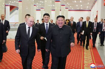  Vladimir Putin y Kim Jong-un conversan distendidos tras el acto de bienvenida al presidente ruso en el Ginmasio de Pyongyang.
