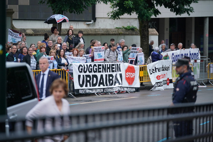 Imagen de la protesta de la plataforma Guggenheim Urdaibai Stop! 