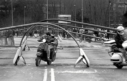 Las farolas tumbadas sobre la calzada evitaban el paso de la mayoría de vehículos. Puente de Deustua, en marzo de 1988.
