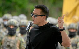 Daniel Noboa habla durante el acto de colocación de la primera piedra de la megacárcel en Santa Elena.