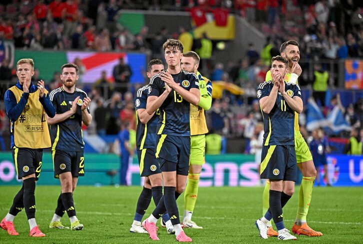 Los jugadores de Escocia agradecen el apoyo de su afición al término del duelo frente a Suiza.