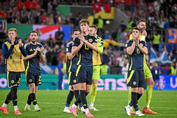 Los jugadores de Escocia agradecen el apoyo de su afición al término del duelo frente a Suiza.