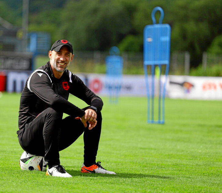 El exjugador argentino Pablo Zabaleta forma parte del cuerpo técnico de Albania desde 2023.