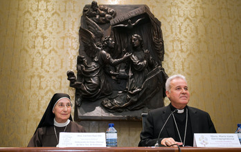Mario Iceta ha comparecido en Burgos junto a la secretaria de la Federación de las Hermanas Clarisas Nuestra Señora de Aránzazu, Carmen Ruiz.