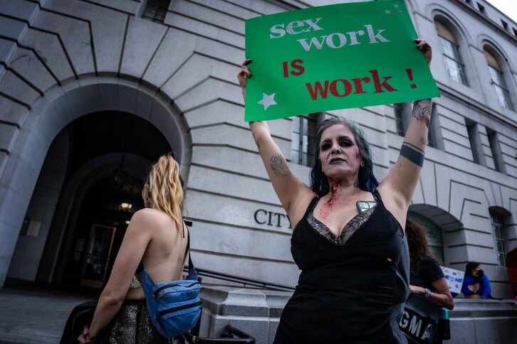 Trabajadoras sexuales sostienen pancartas durante una manifestación para crear conciencia sobre la violencia contra ese colectivo