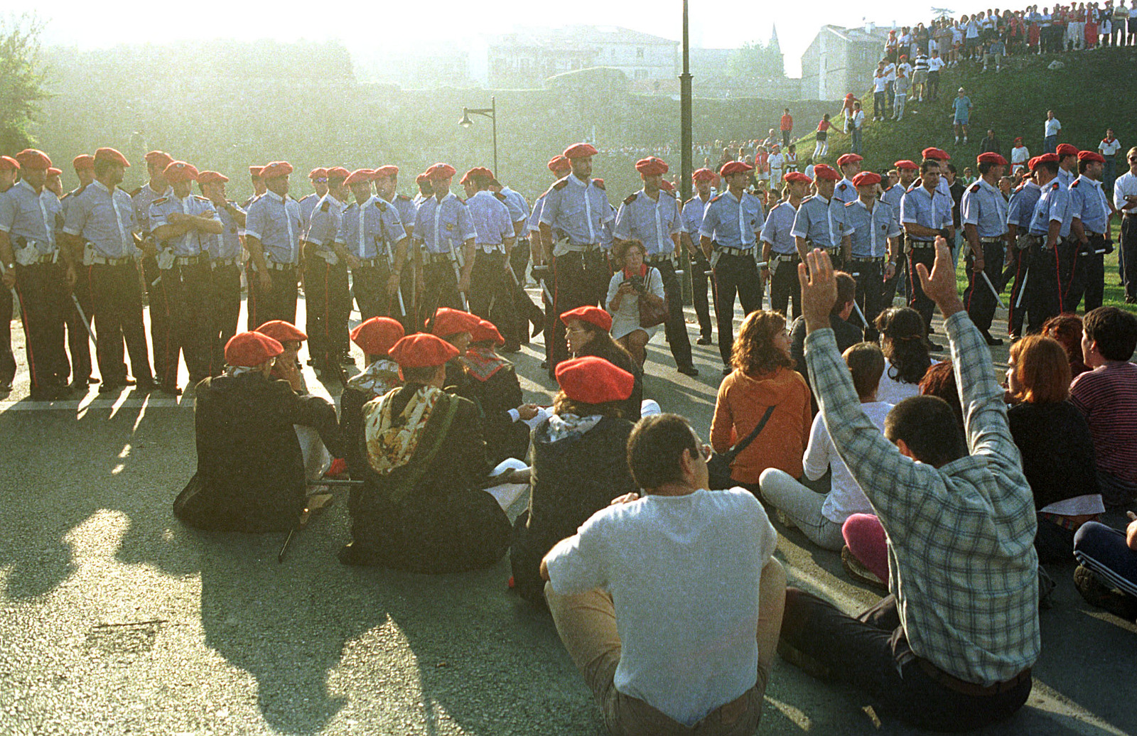 La Ertzaintza carg&oacute; contra Jaizkibel en el Alarde de 1999. (Juan Carlos RUIZ / FOKU)