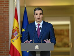 A la izquierda, momento en el que Sánchez anunció que continuaría al frente del Ejecutivo español.