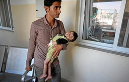 Un padre lleva a un niño al hospital Nasser, en Jan Yunis, que atiende niños con enfermedades por malnutrición y cáncer.