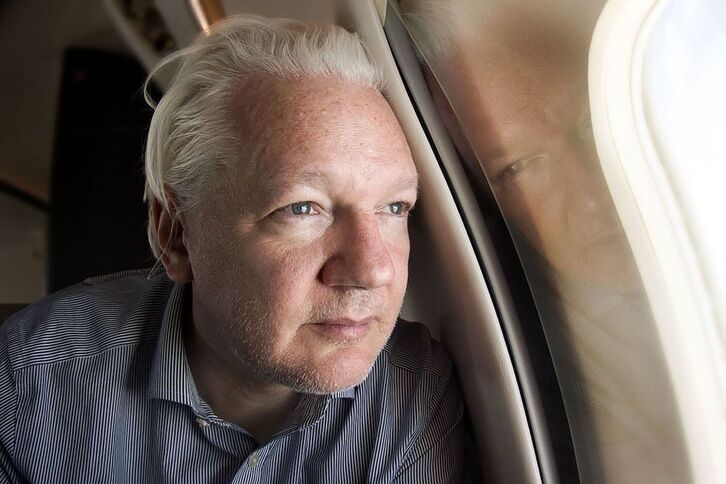 Julian Assange en el avión que le ha trasladado desde Londres a Bangkok.