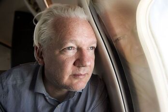 Julian Assange en el avión que le ha trasladado desde Londres a Bangkok.