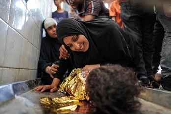 Una madre palestina llora desconsolada ante el cadáver de su hija.