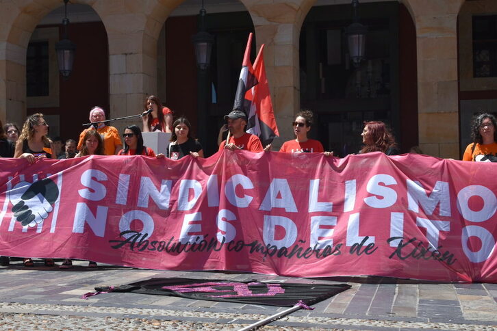 Movilización en apoyo a ‘Las Seis de La Suiza’ en Xixón el pasado 15 de junio.