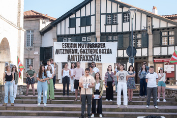 Inquiets de la montée de l'extrême droite, les jeunes de Xuti Gazte se sont réunis lundi 24 à Ascain. 