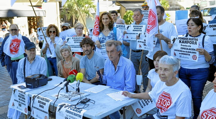 Comparecencia de los afectados por la amenaza de desahucio de Azora.