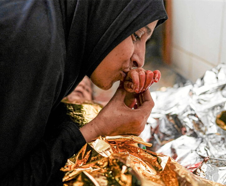 Una madre besa el cuerpo de su hijo, muerto en el bombardeo israelí en Al Maghazi.