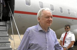 Julian Assange, en el avión que le lleva hacia Australia, previo paso por un tribunal de EEUU en las Islas Marinas del Norte.