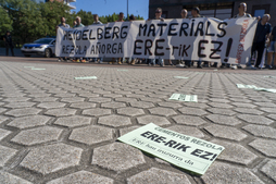 Imagen de una concentración de trabajadores de Cementos Rezola de Añorga para mostrar su rechazo al ERE.