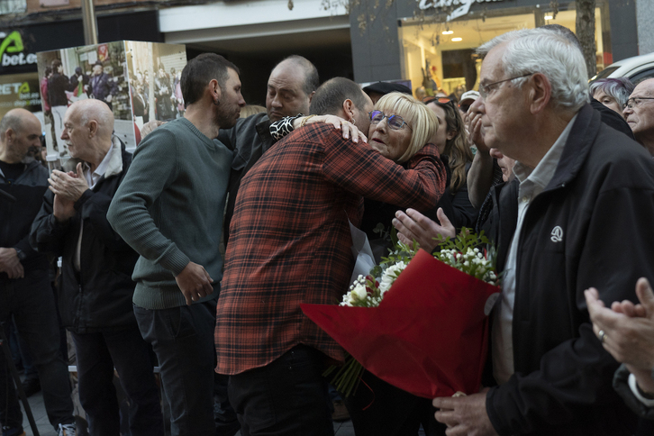 La familia de Ángel Berrueta recibe el abrazo de los vecinos de Donibane en el acto de recuerdo de este pasado marzo.