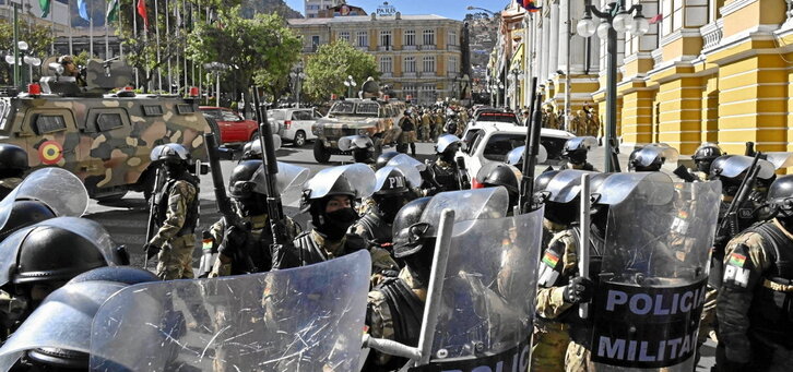 Militares desplegados en la Plaza de Armas de La Paz.