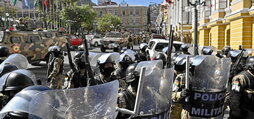 Militares desplegados en la Plaza de Armas de La Paz.