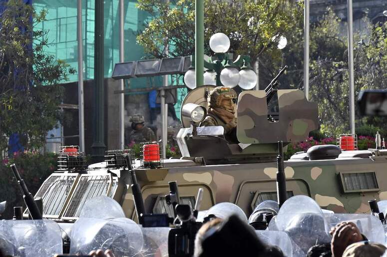 Un soldado, en un vehículo blindado en la Plaza de Armas de La Paz.