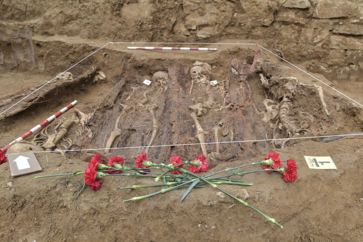 Exhumación de los restos humanos hallados en el cementerio de Berriozar en 2022.