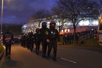 Agentes de la Ertzaintza en los momentos previos al partido entre la Real y el PSG.
