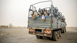 Hego Sudanerantz doan furgoneta bat, bertan desplazatuak izango diren herritarrak dituena.