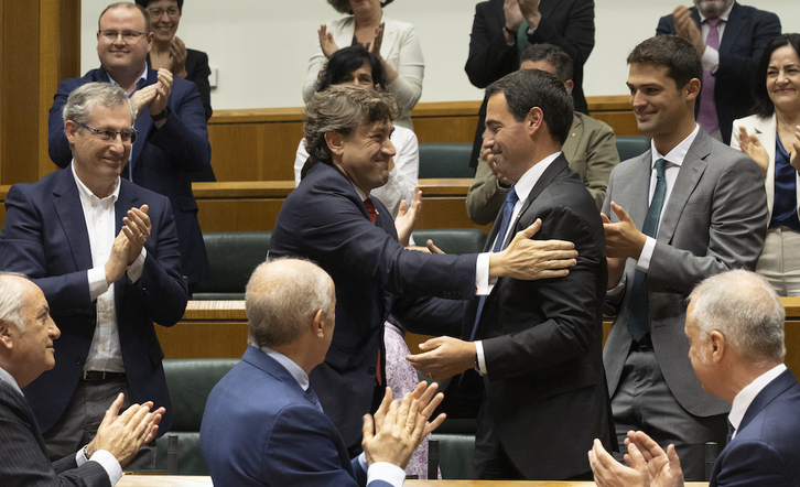 Eneko Andueza saluda a Imanol Pradales en el Parlamento de Gasteiz.