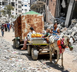 Pelestinos huyen la incursión israelí en los barrios del este de ciudad de Gaza.