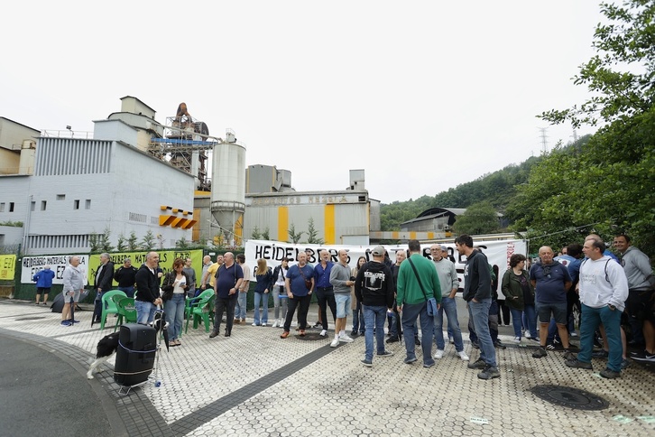La plantilla de Cementos Rezola, concentrada ante la fábrica de Añorga.