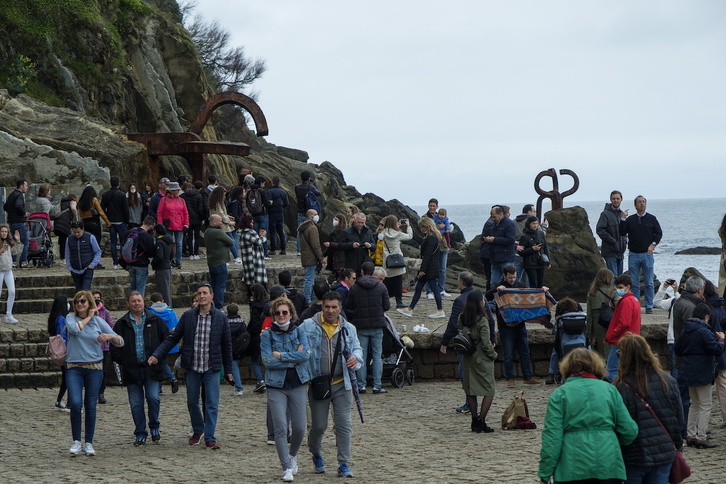 Turistas en el Peine del Viento de Donostia.