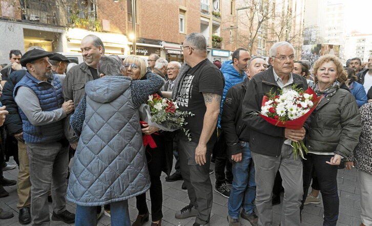 La familia de Ángel Berrueta recibe el abrazo de los vecinos de Donibane en el acto de recuerdo del pasado marzo.