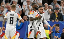 Musiala celebra uno de los goles marcados con Alemania junto a Kroos y Rudiger.