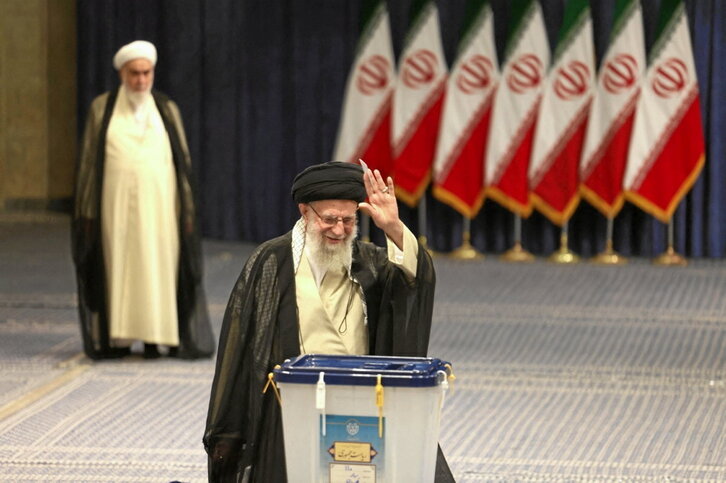 El líder supremo, Ali Jamenei, verdadero centro del poder en Irán, deposita su voto.