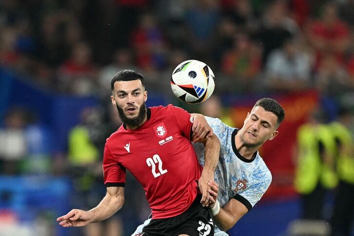 Mikautadze pelea por un balón con el portugués Dalot.