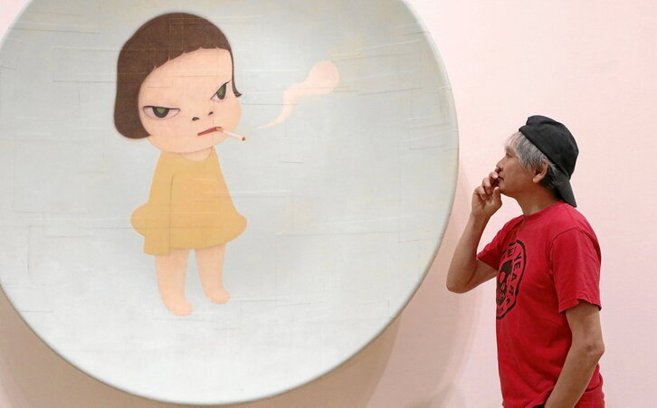 Yoshitomo Nara observa una de sus obras en el museo Guggenheim.