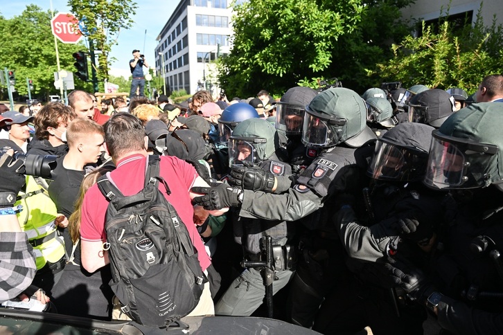 Choques de policías y antifascistas en Essen, ciuadad que acogió el congreso de AfD.