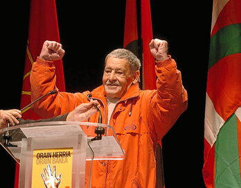 Jon Idigoras Anoetako Belodromoan, 2004an, “Orain herria, orain bakea” proposamenaren aurkezpenean.