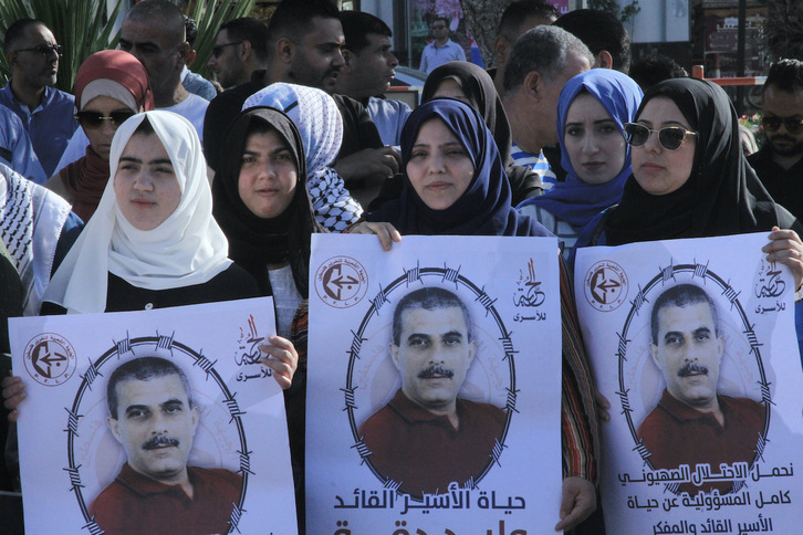 Protesta en apoyo al preso enfermo, Walid Daqqa, encarcelado en cárceles israelíes, en la ciudad de Gaza el 25 de mayo de 2023.