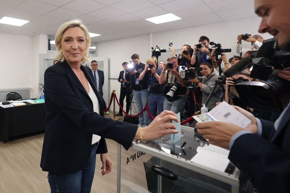 Marine Le Pen (RN) votando en su feudo de Pas de Calais.