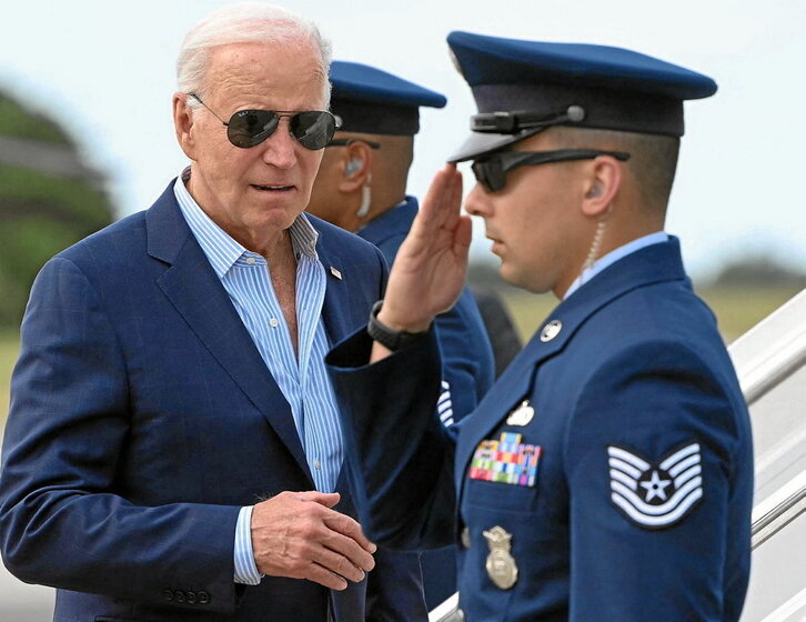 Joe Biden sube a bordo del Air Force One en el aeropuerto Gabreski de Nueva York.